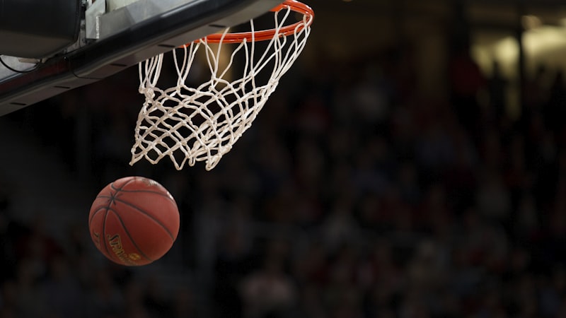 NBA季后赛关键场次球员突破上篮的特写瞬间